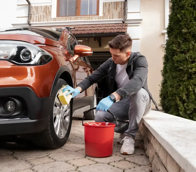 Lavage auto à domicile Parlan : professionnel intervenant sur un véhicule